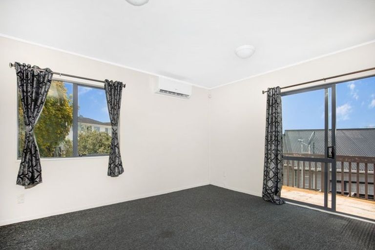 Photo of property in 1/6 Eulogy Place, Randwick Park, Auckland, 2105