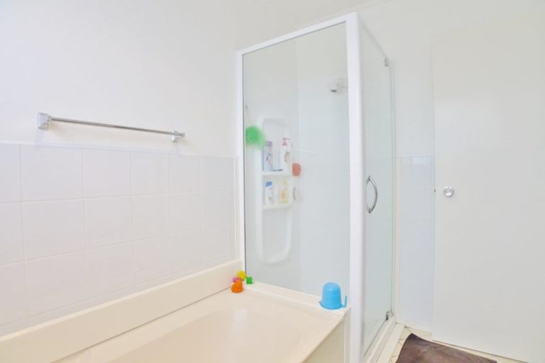 Photo of property in 12 Claverdon Drive, Massey, Auckland, 0614