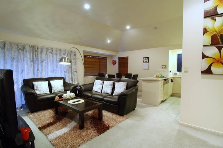 Photo of property in 2/51 Archers Road, Hillcrest, Auckland, 0629