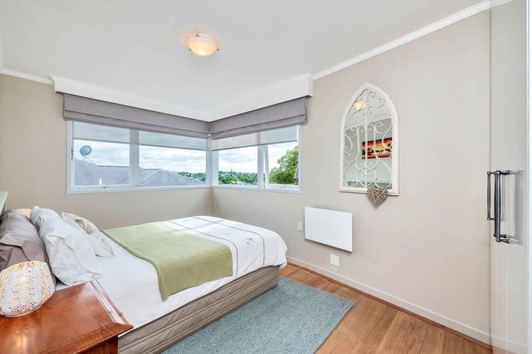 Photo of property in 1/133 Carlisle Road, Northcross, Auckland, 0632