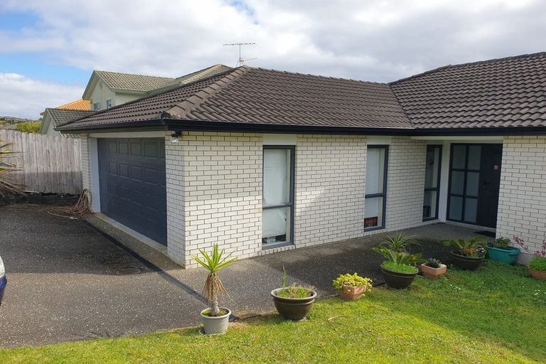 Photo of property in 12 Black Teal Close, Unsworth Heights, Auckland, 0632