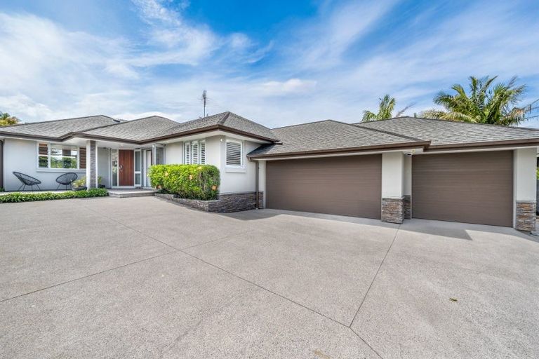 Photo of property in 100 Beach Road, Mellons Bay, Auckland, 2014