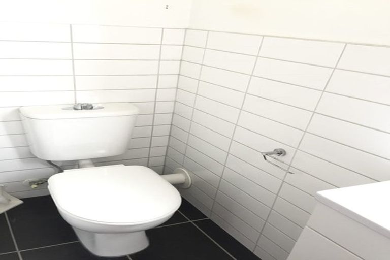 Photo of property in 1/94 Archers Road, Glenfield, Auckland, 0629