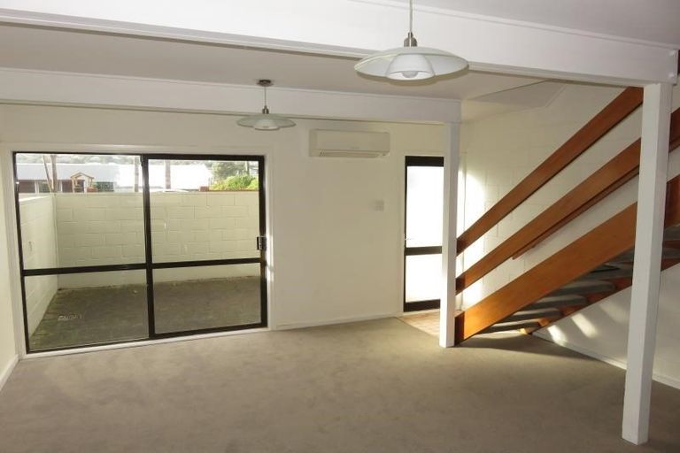Photo of property in Lynbrae Court Flats, 21/4 Dr Taylor Terrace, Johnsonville, Wellington, 6037