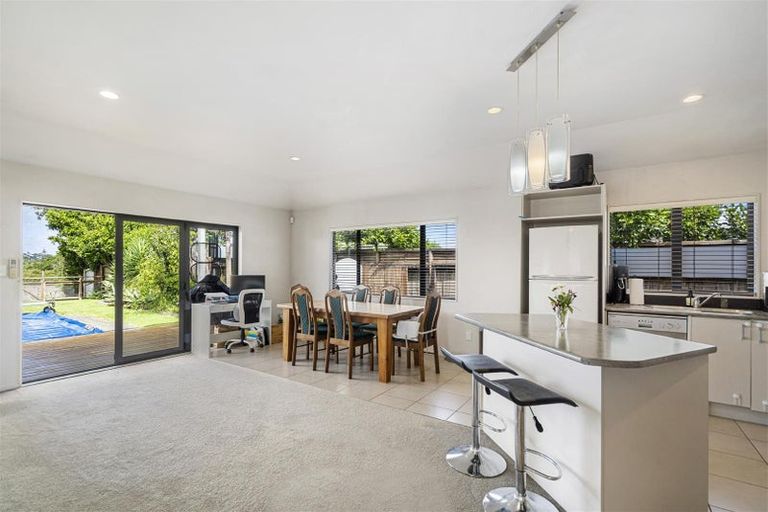 Photo of property in 51 Queen Mary Avenue, New Lynn, Auckland, 0600