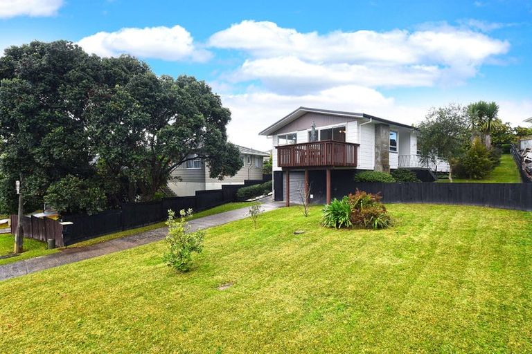 Photo of property in 16 Temuri Place, Glendene, Auckland, 0602