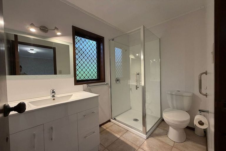 Photo of property in 5 Marina View Drive, West Harbour, Auckland, 0618