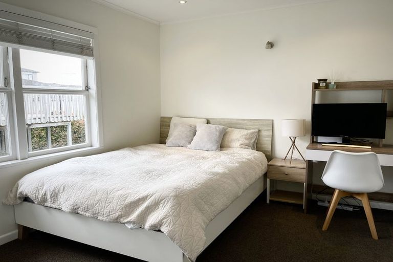 Photo of property in 1/894 East Coast Road, Northcross, Auckland, 0630