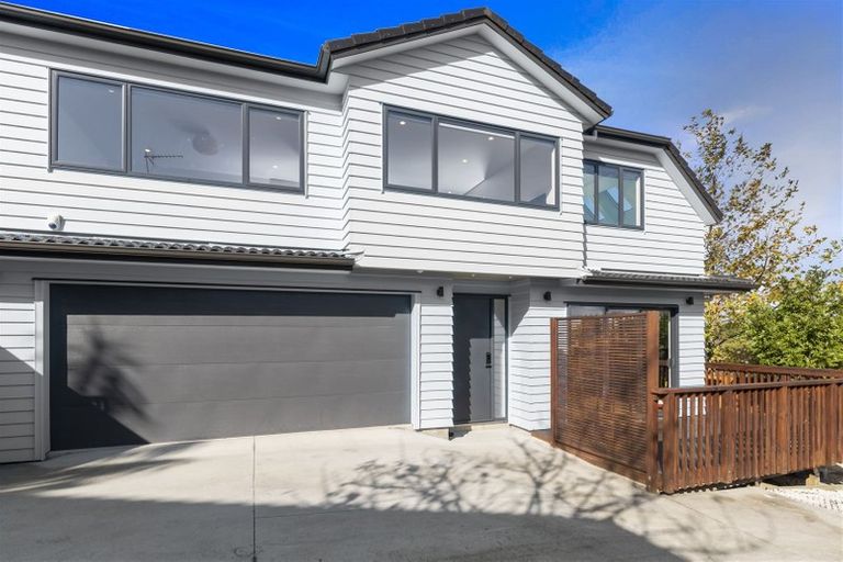 Photo of property in 2/8 Dallinghoe Crescent, Milford, Auckland, 0620