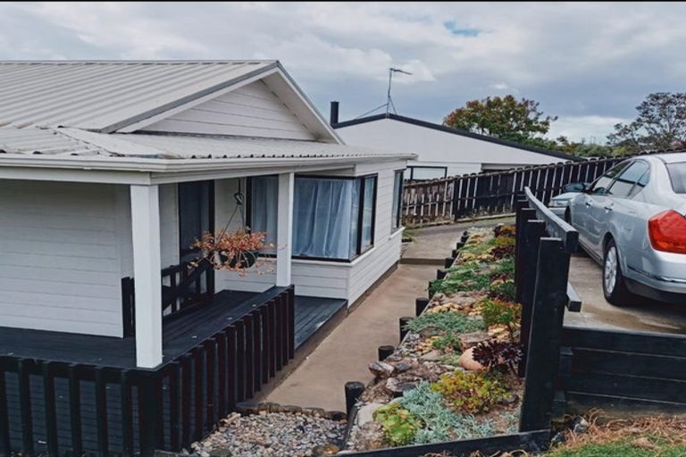 Photo of property in 64 Trias Road, Totara Vale, Auckland, 0629