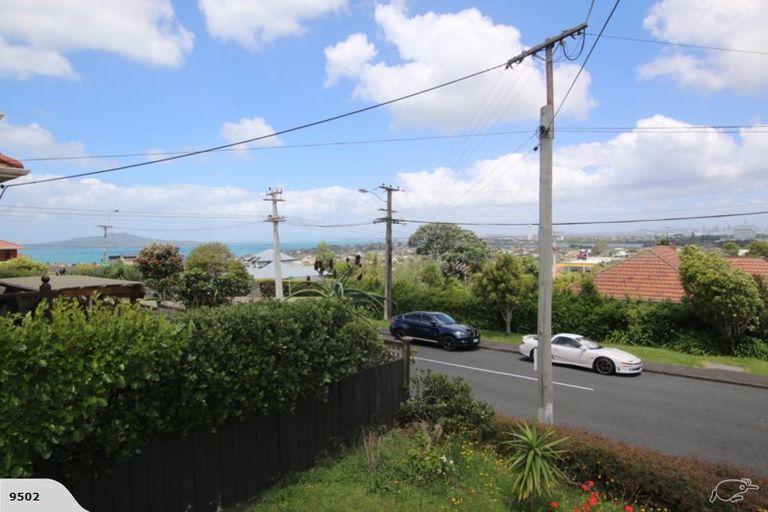 Photo of property in 2/162 East Coast Road, Forrest Hill, Auckland, 0620