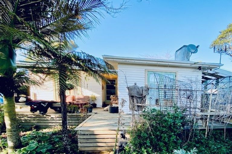 Photo of property in 33 Omata Road, Marfell, New Plymouth, 4310