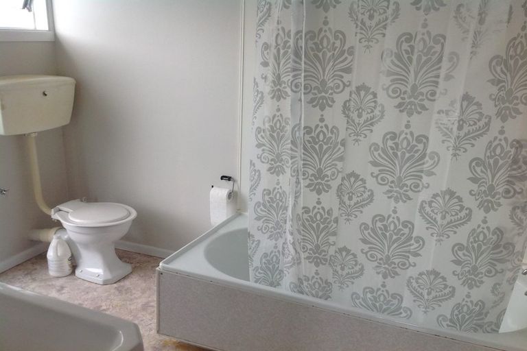 Photo of property in 15 Stamford Park Road, Mount Roskill, Auckland, 1041