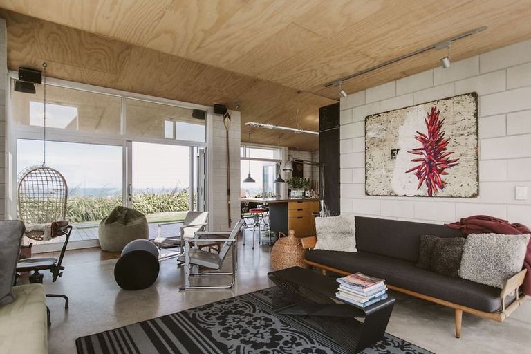 Photo of property in 15 Hungerford Road, Lyall Bay, Wellington, 6022