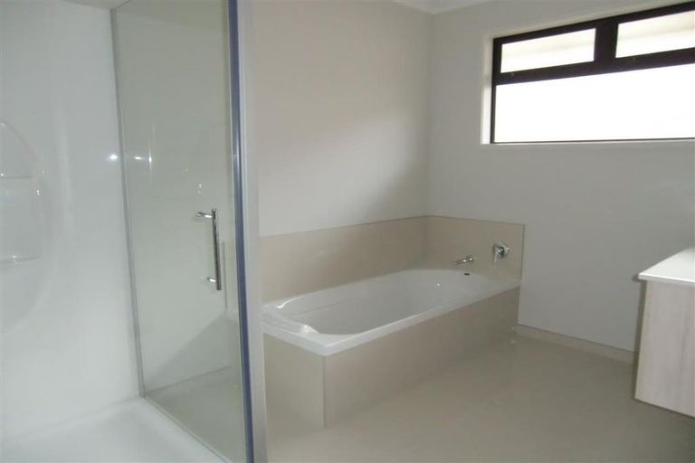 Photo of property in 28 Queens Road, Glen Avon, New Plymouth, 4312