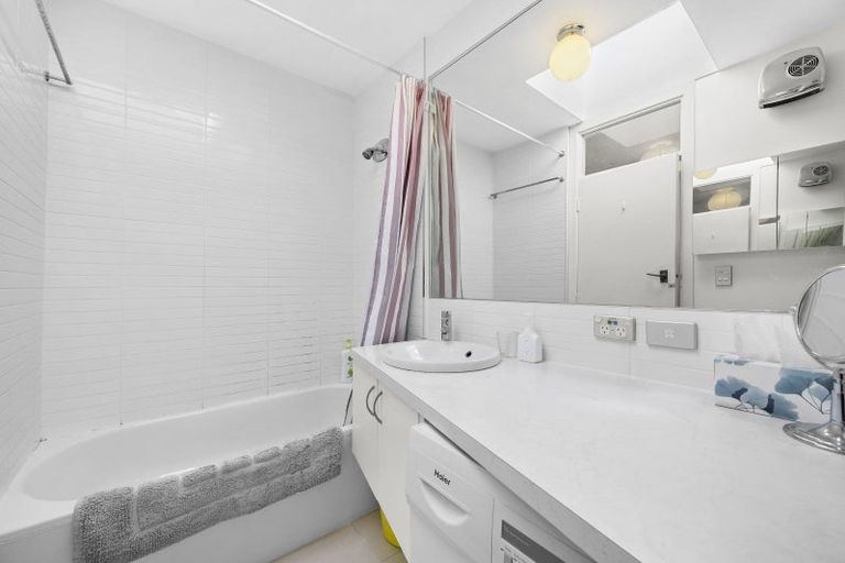 Photo of property in 19/4 Claremont Grove, Mount Victoria, Wellington, 6011