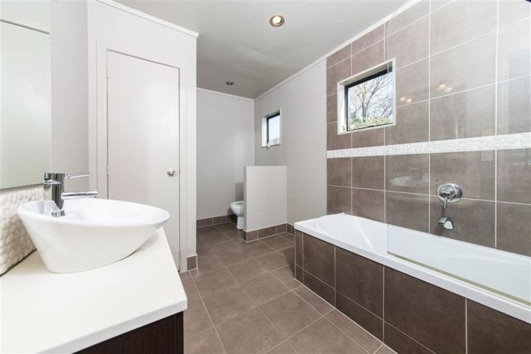 Photo of property in 87 Tawa Road, Kumeu, 0891