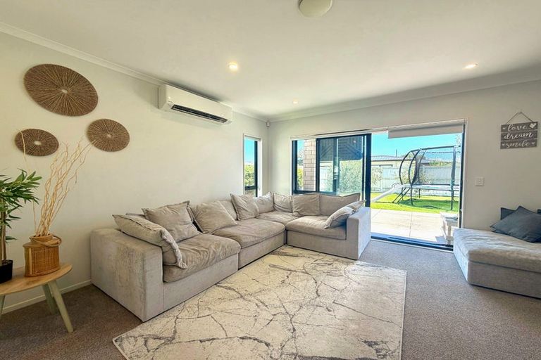 Photo of property in 43 Pepene Avenue, Takanini, 2112
