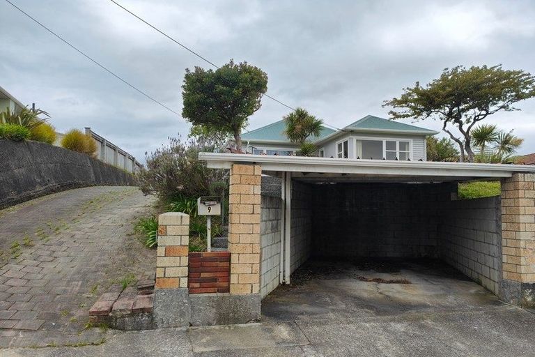 Photo of property in 9 Kereru Bend, Tawa, Wellington, 5028