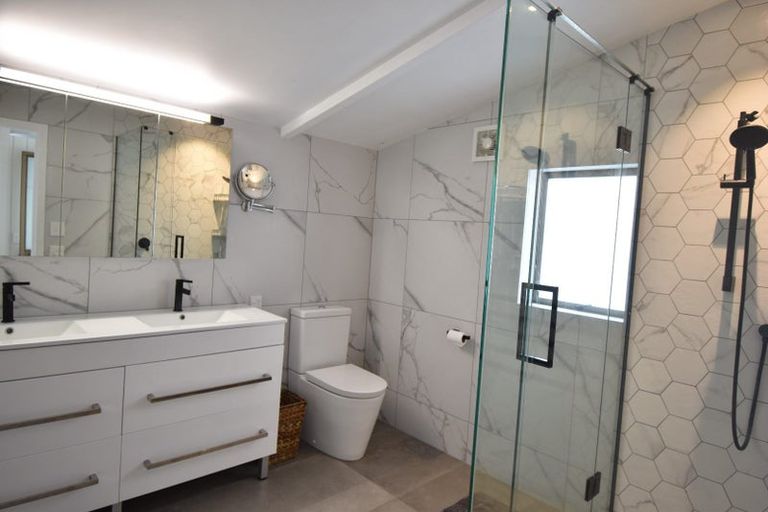 Photo of property in 1/12 Westbourne Road, Murrays Bay, Auckland, 0630