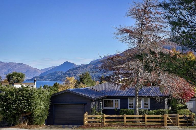 Photo of property in 11 Cedar Drive, Kelvin Heights, Queenstown, 9300