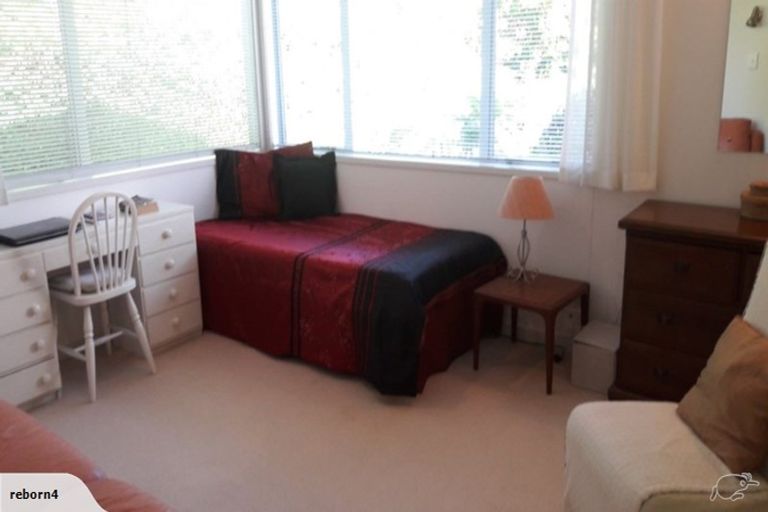 Photo of property in 2/20 Russell Street, Stanley Point, Auckland, 0624