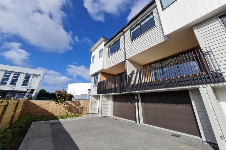 Photo of property in 8/5 Peachgrove Road, Te Atatu Peninsula, Auckland, 0610