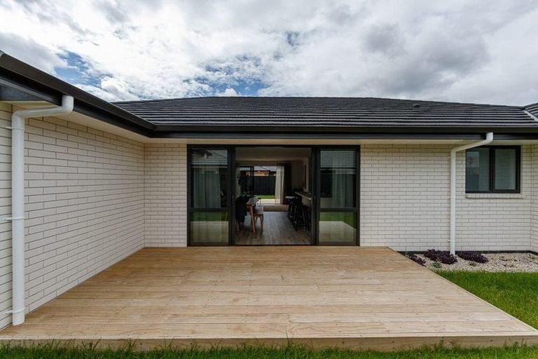 Photo of property in 24 Te Piriti Road, One Tree Point, 0118