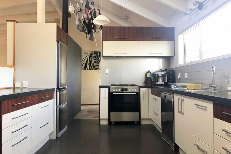 Photo of property in 4 Holloway Road, Omata, New Plymouth, 4374