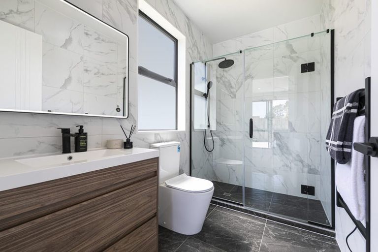 Photo of property in 1 Mcindoe Road, Kumeu, 0810