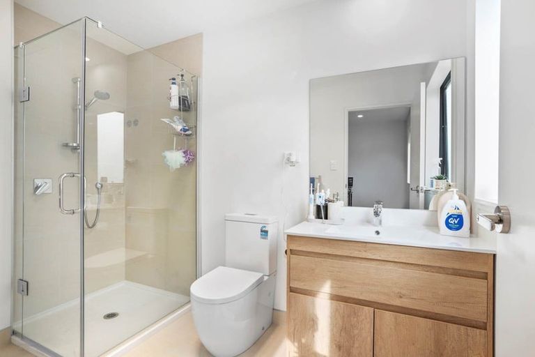 Photo of property in 8/25 Vodanovich Road, Te Atatu South, Auckland, 0610