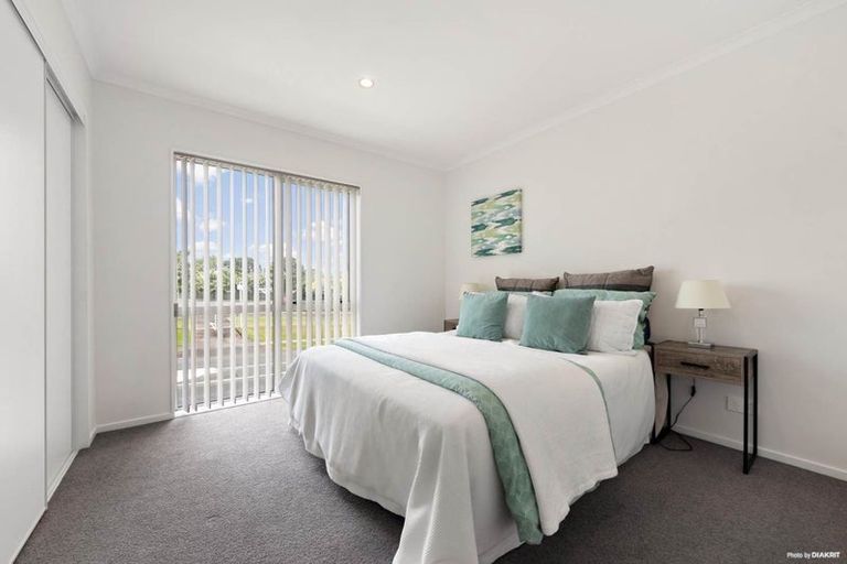 Photo of property in 1 Ambar Ridge Avenue, Massey, Auckland, 0614