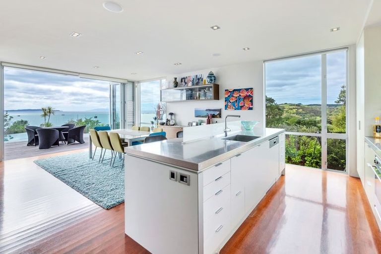 Photo of property in 1462 Whangaparaoa Road, Army Bay, Whangaparaoa, 0930