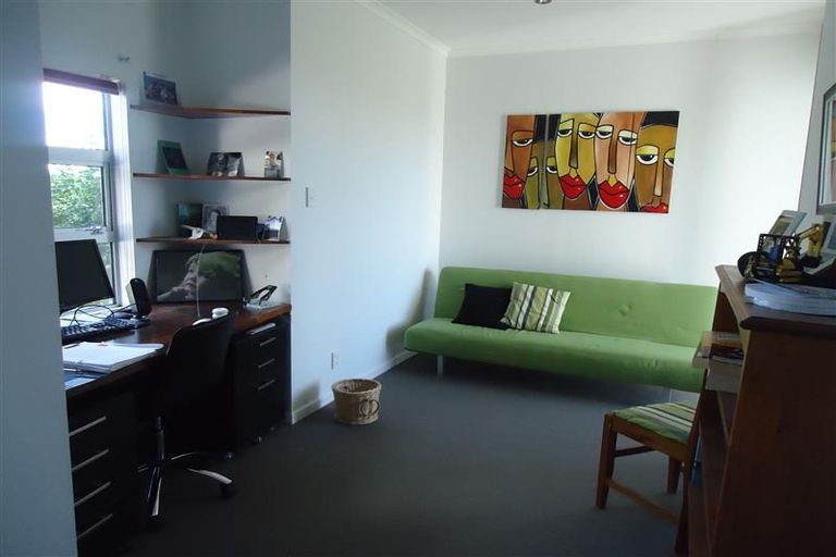 Photo of property in 37 Ruapehu Drive, Fitzherbert, Palmerston North, 4410