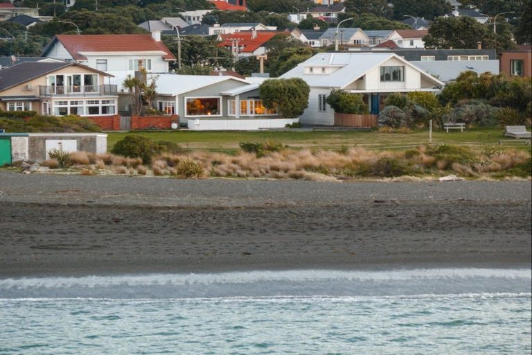 Photo of property in 7 Marine Parade, Seatoun, Wellington, 6022
