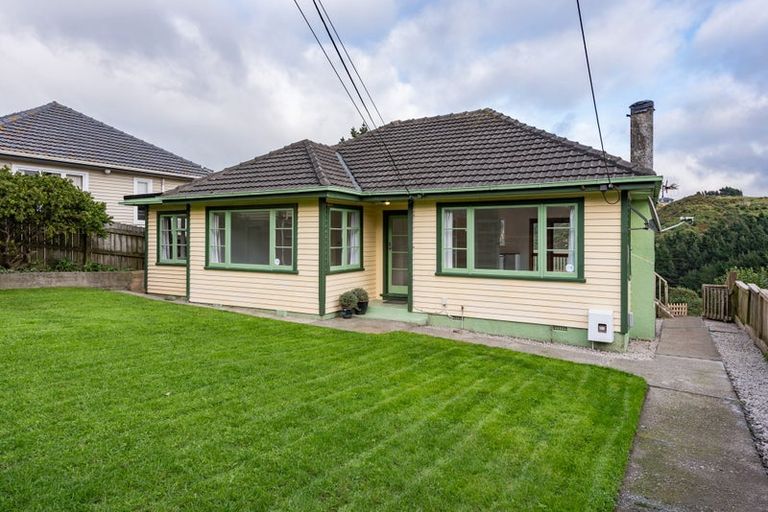 Photo of property in 20 Miles Crescent, Newlands, Wellington, 6037