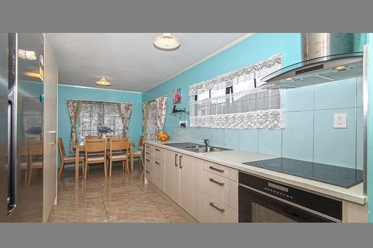 Photo of property in 2/16 De Quincey Terrace, Highland Park, Auckland, 2010