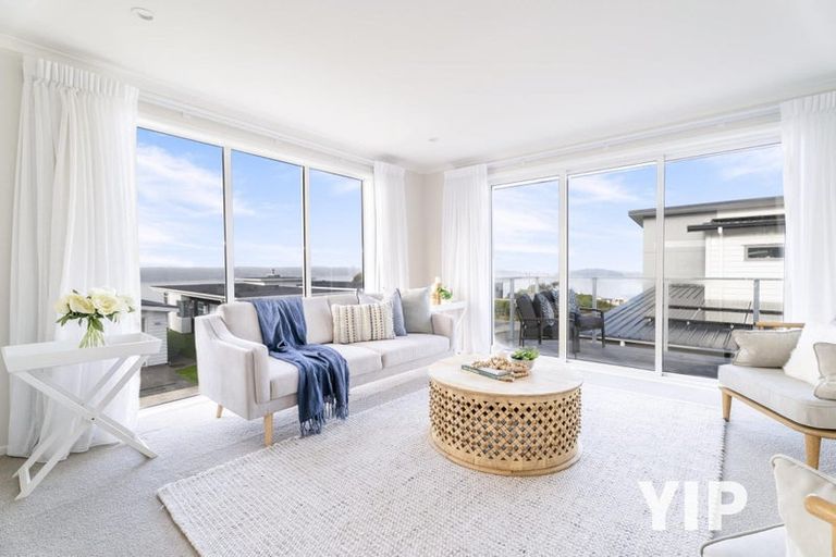 Photo of property in 10 Cromwell Point, Newlands, Wellington, 6037