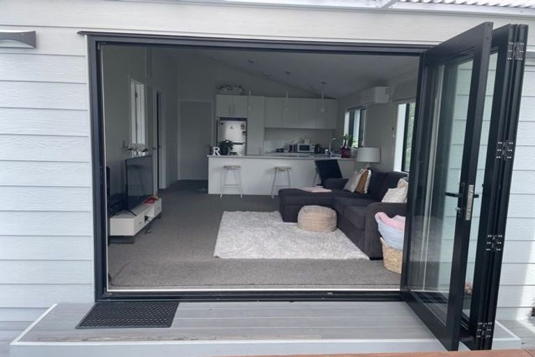 Photo of property in 32 Meadowood Drive, Unsworth Heights, Auckland, 0632