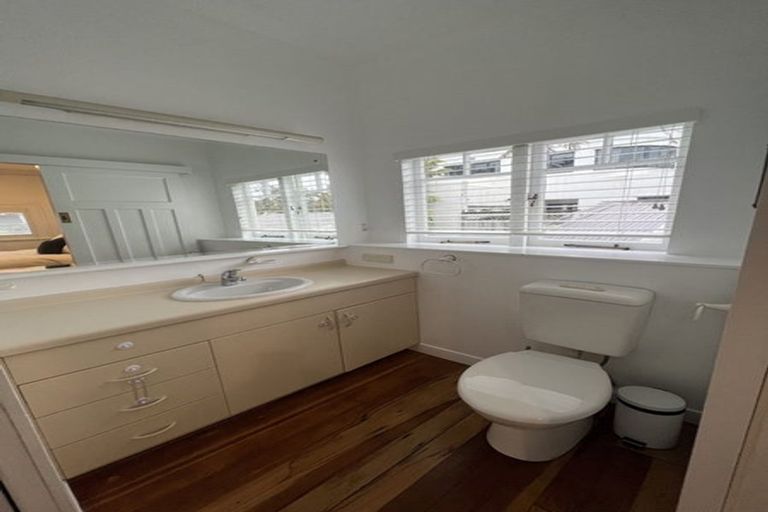Photo of property in 2/40a Norwood Road, Bayswater, Auckland, 0622