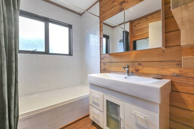 Photo of property in 2/21 Tahu Crescent, Sunnynook, Auckland, 0620