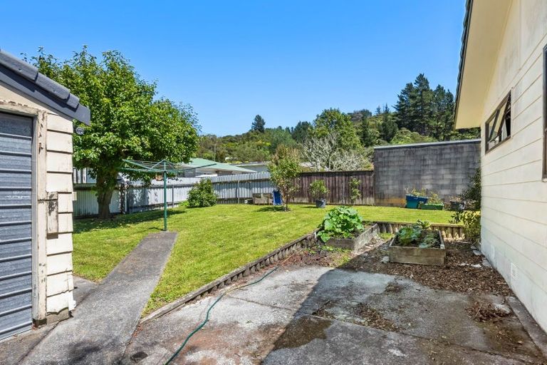 Photo of property in 2 Bogle Grove, Stokes Valley, Lower Hutt, 5019