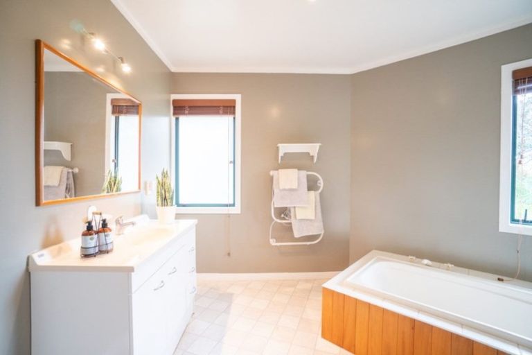 Photo of property in 39 Springdale Grove, Fitzherbert, Palmerston North, 4410