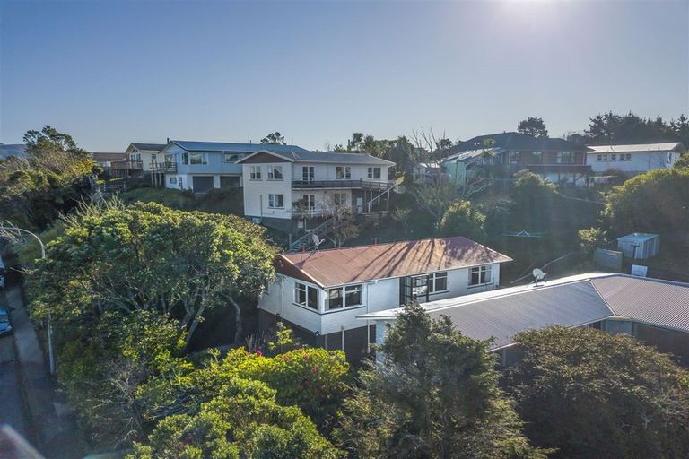 Photo of property in 32 Stewart Drive, Newlands, Wellington, 6037