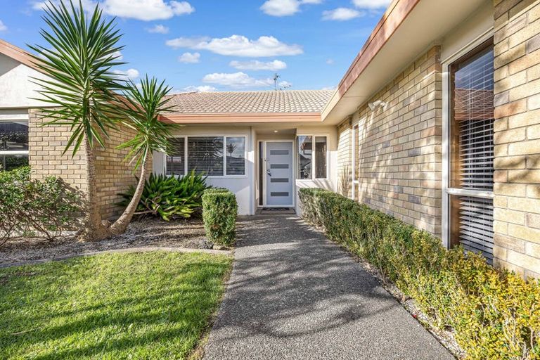 Photo of property in 13 Bridgehead Cove, West Harbour, Auckland, 0618