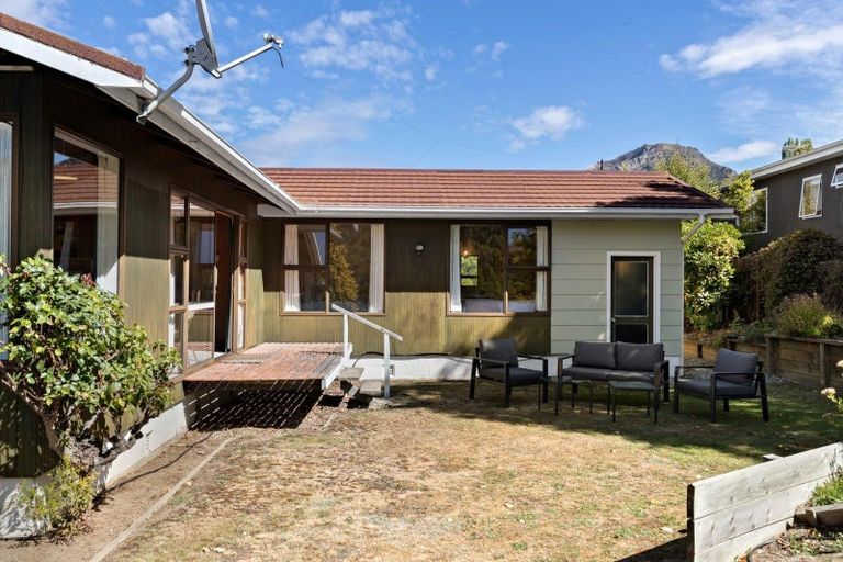 Photo of property in 16 Argyle Place, Arrowtown, 9302