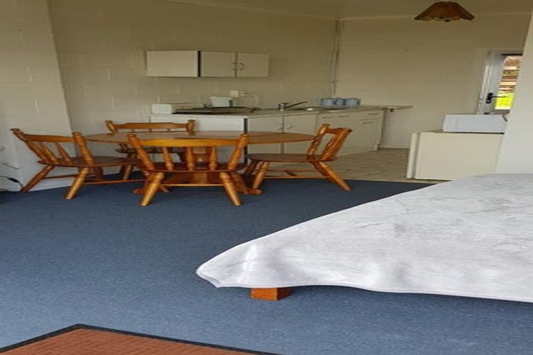 Photo of property in 1/212 Sunnynook Road, Totara Vale, Auckland, 0627