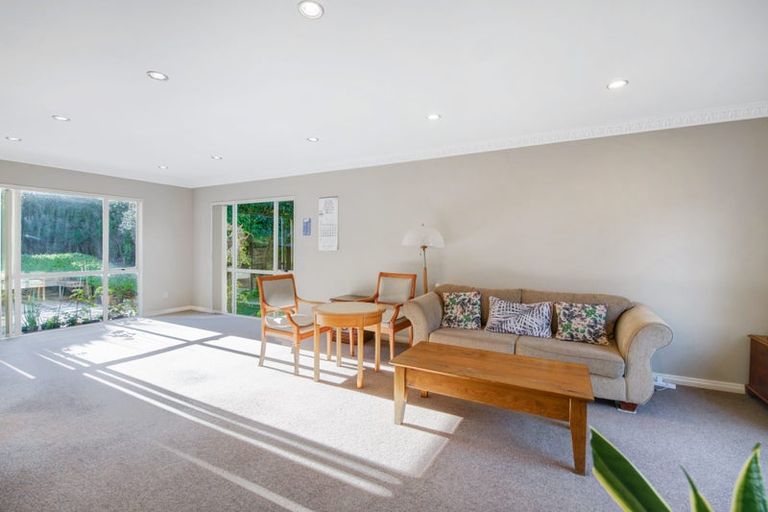 Photo of property in 31 Goldfinch Rise, Unsworth Heights, Auckland, 0632