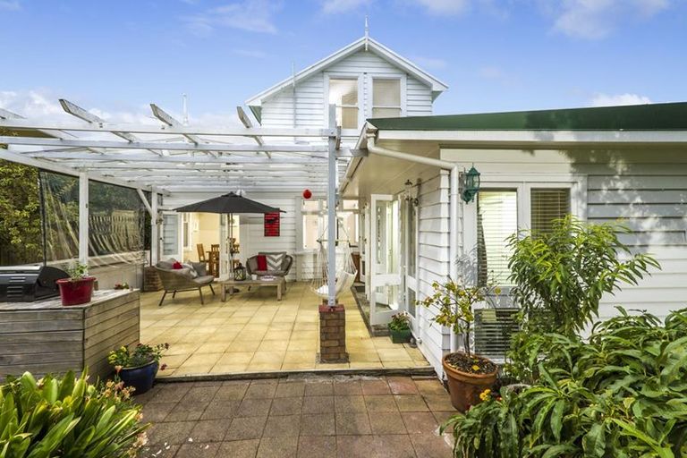 Photo of property in 7 Tui Glen Road, Birkenhead, Auckland, 0626
