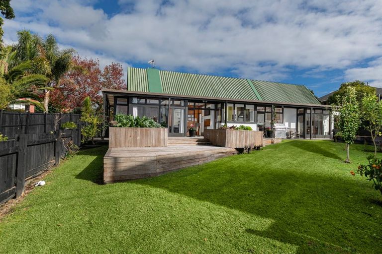 Photo of property in 15 Fairlea Road, Te Atatu South, Auckland, 0610